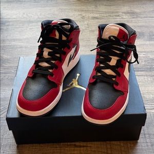 Air Jordan 1 Mid Chicago Black Toe